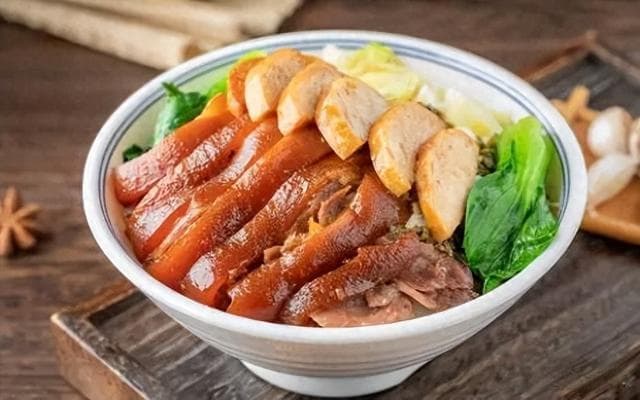 被誉为“男人们的浪漫”的隆江猪脚饭，如何吃成了广东省省饭的？