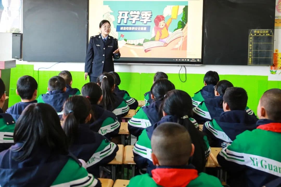 点亮校园法治灯 上好“开学第一课”