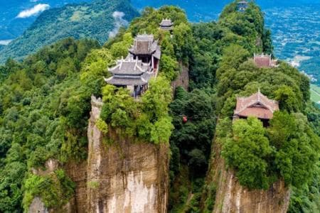 四川窦圌山：三峰插云，飞天藏与高空滑翔共赏
