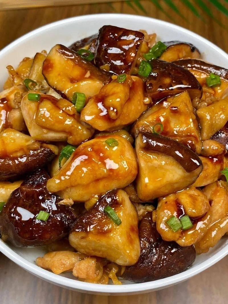 香菇滑鸡：一道家常美味，满载温情与滋味