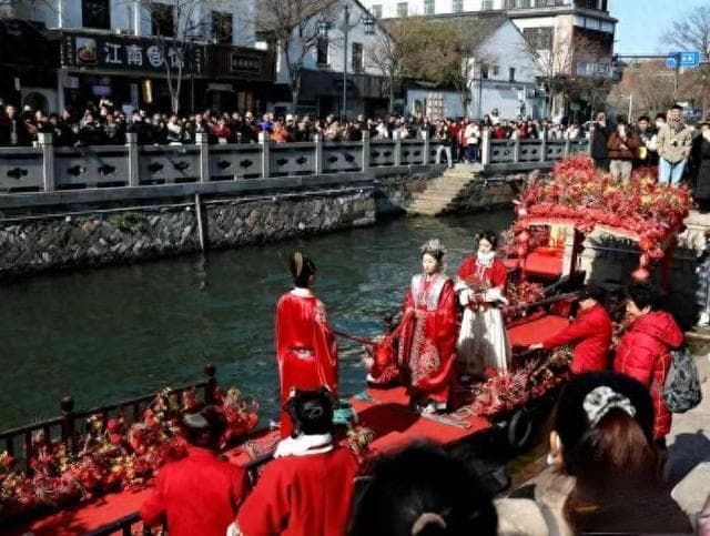 各美其美 京杭大运河沿线古镇新春“人从众”