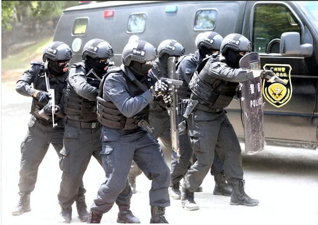 为什么特警会戴面罩，但军队很少戴面罩？军人在什么情况下会佩戴
