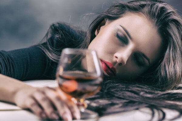 热感冒期间可以饮酒吗？医生提醒：这3种情况要当心