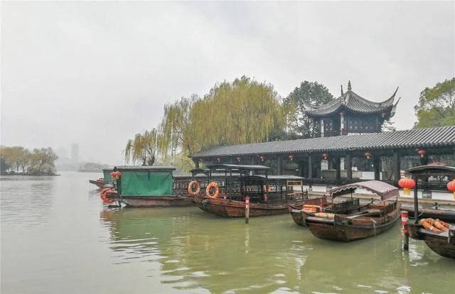 嘉兴南湖，浙江三大名湖之一，一艘红船在这里永恒停靠