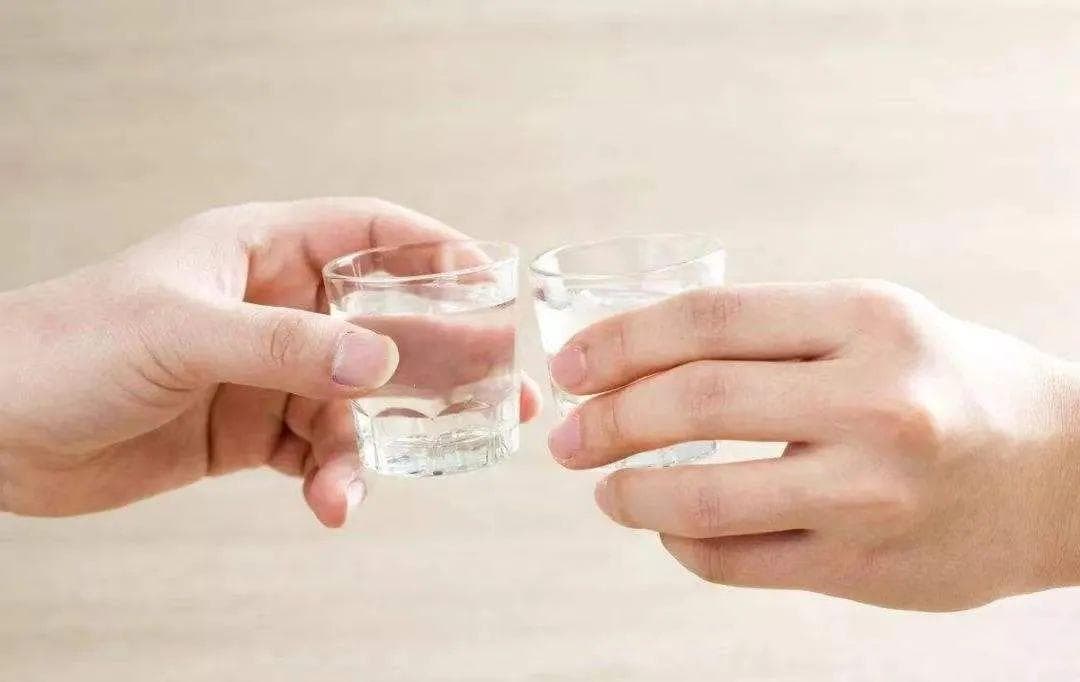 500ml白酒与500ml水：重量对比