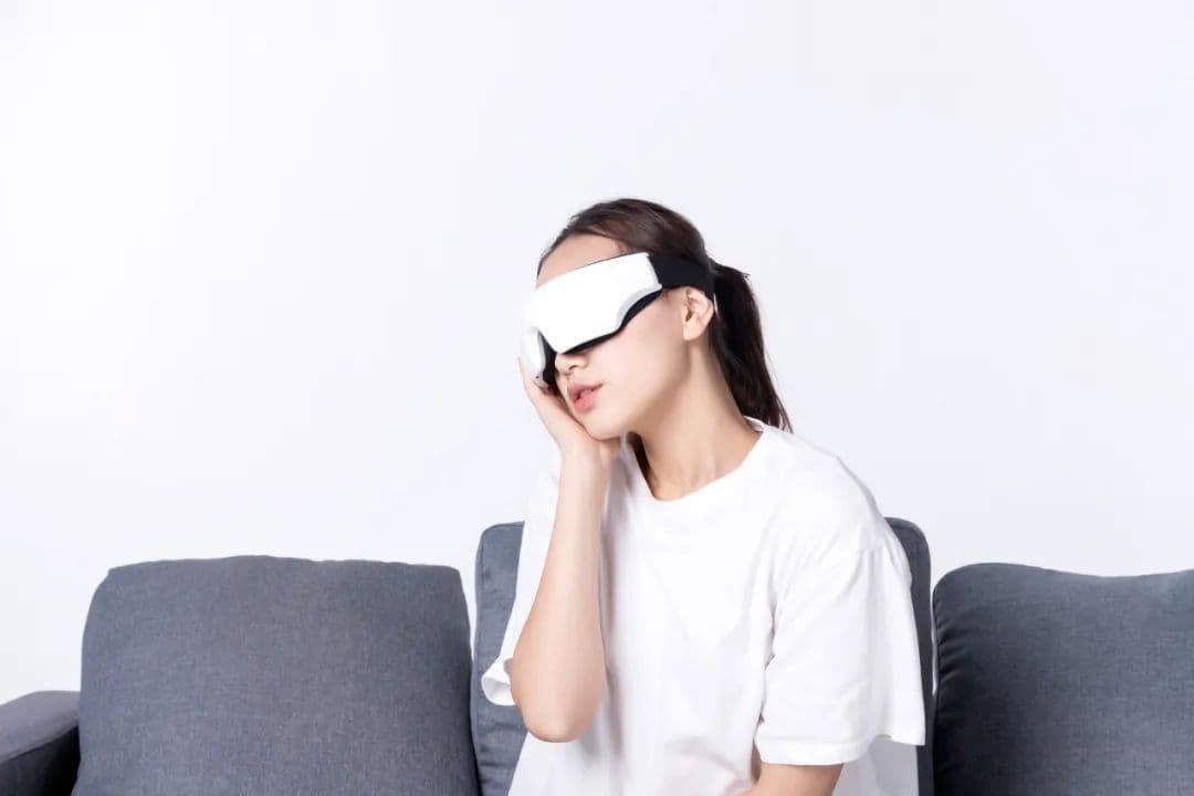 仅用两次险致失明！医生：选用眼部按摩仪要慎重