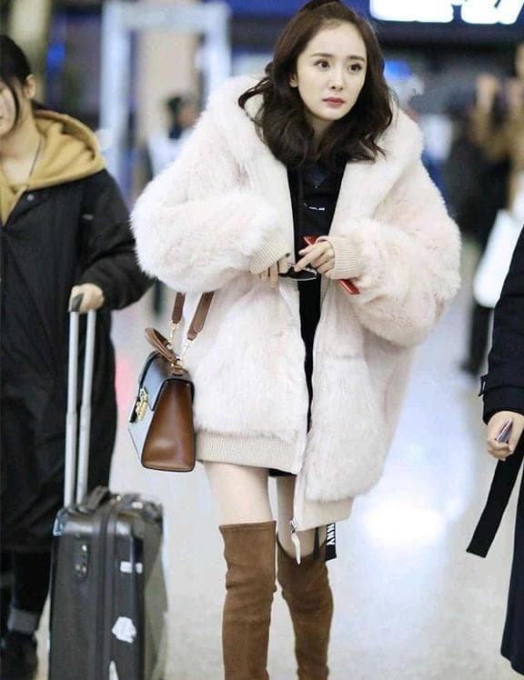 “短裙+过膝靴”才是今秋最强CP！时髦又显瘦，太适合粗腿女孩