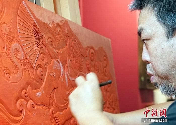 【图片故事】雕漆人物造像——突破中国传统雕漆工艺难题