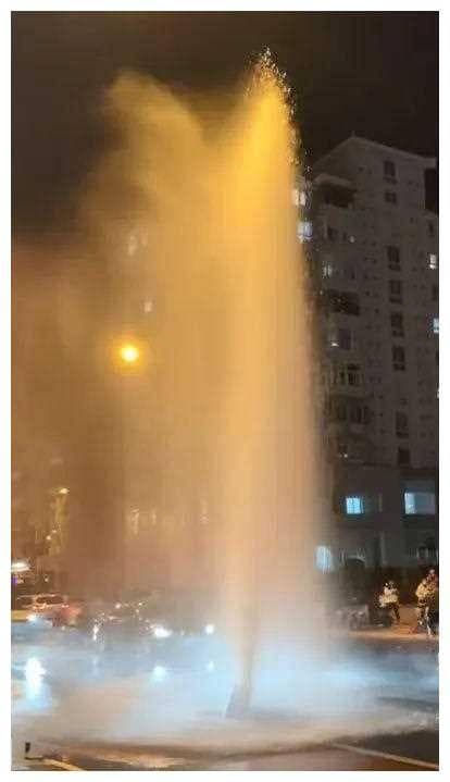 北新桥水柱奇观引热议，是“锁龙井”传说再现还是自然之谜？