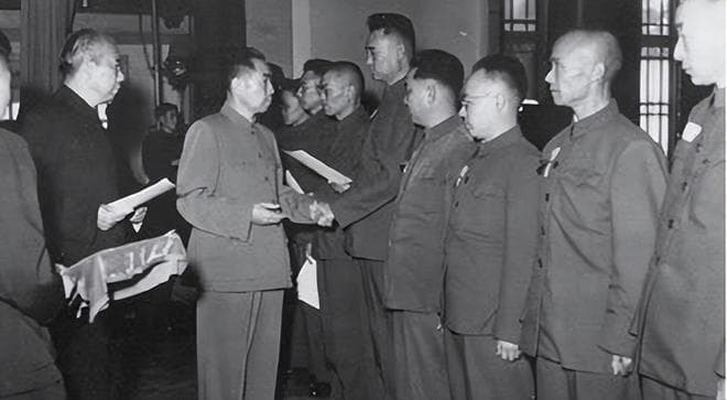 新中国首次授衔：贺龙获001号军衔之谜