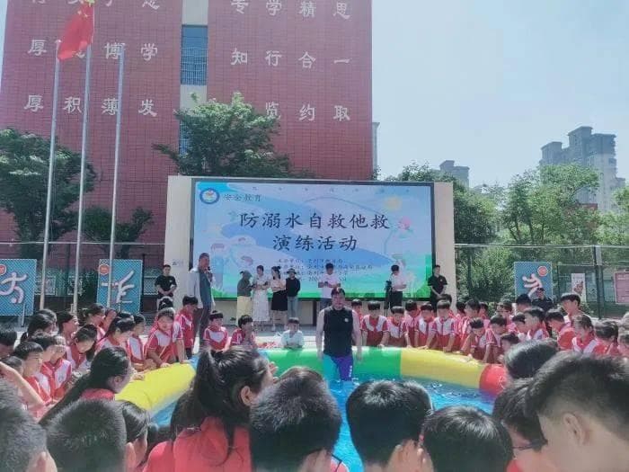 亳州一小举行防溺水应急演练 提高学生自救他救能力