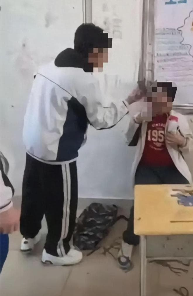湛江一初中生被曝遭多名同学殴打！拖把打头、嘴里塞异物？