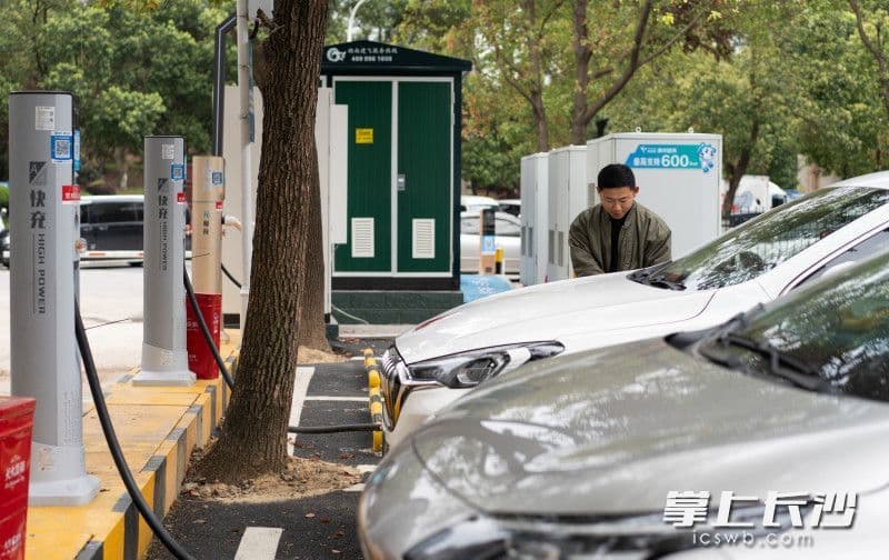 长沙破解新能源车“充电焦虑”：充电桩数量三年增近两倍，实现“乡乡覆盖”