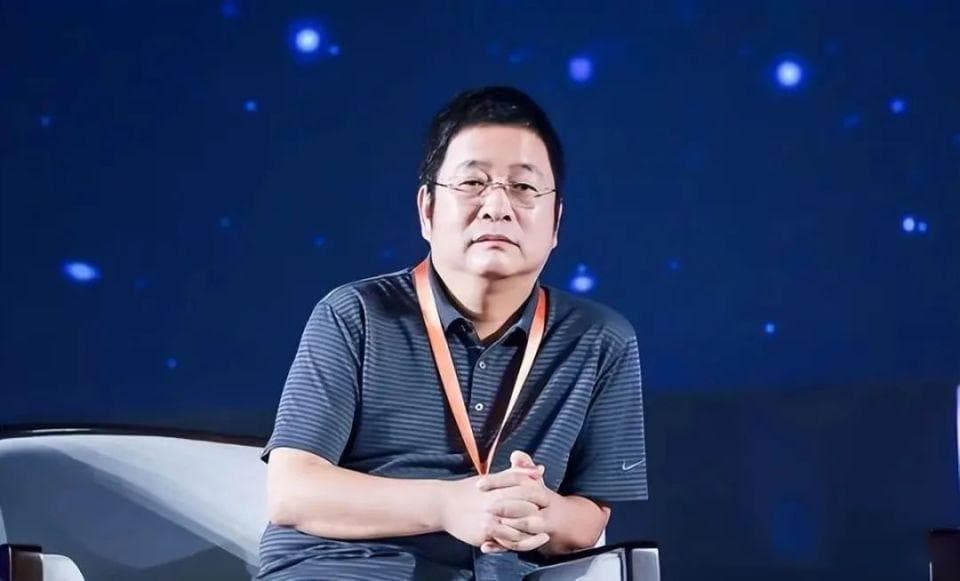 坐在王传福和雷军中间的企业家，有多牛