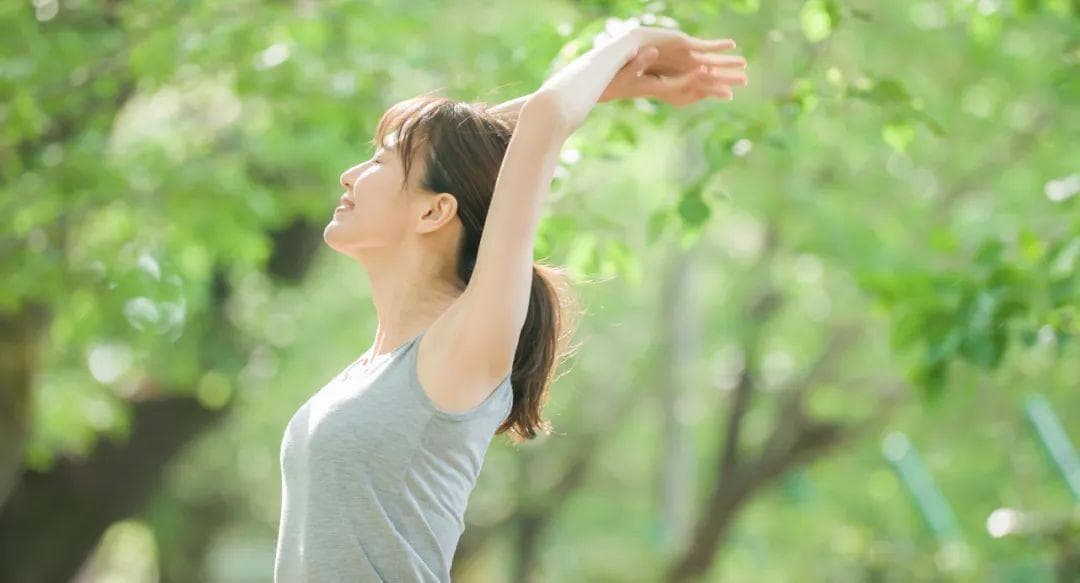 入伏后这样晒背，是最便宜的养生方式，祛湿气、补阳气