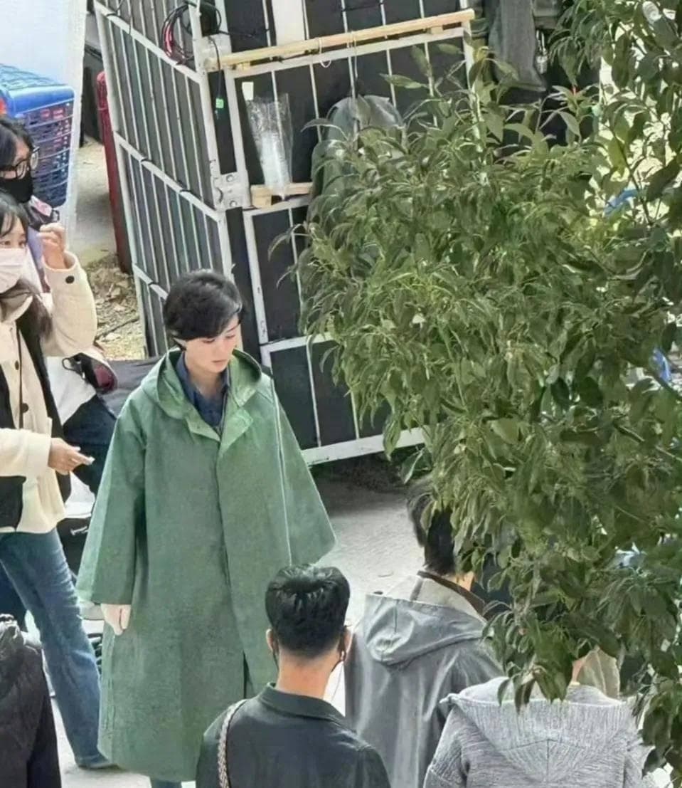 赵丽颖新剧《造城者》路透照曝光：短发造型诠释80年代农村女干部