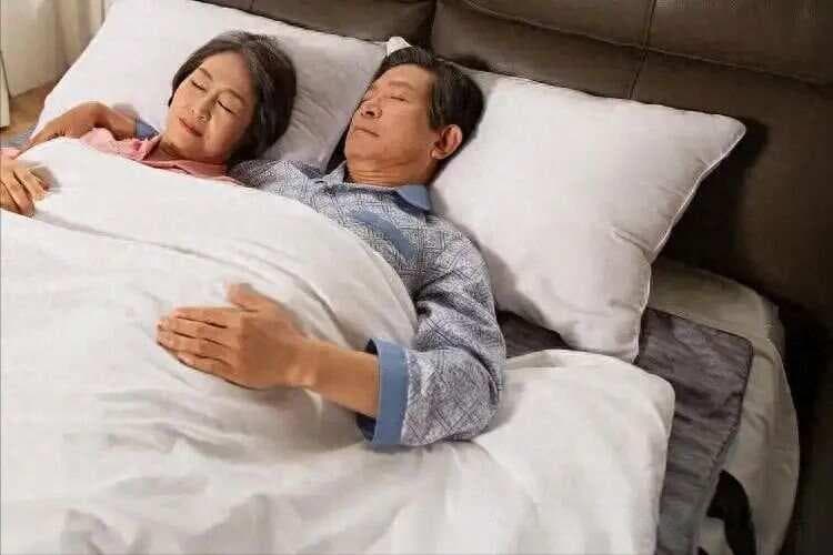 医生提醒：过了60岁的人，宁愿睡到中午，也不要随便做这4事