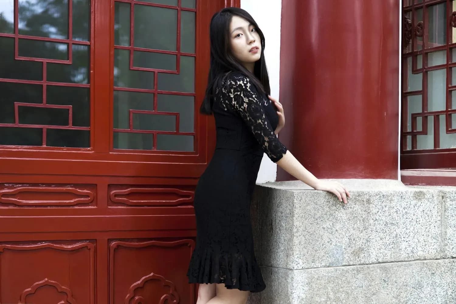 从乖乖女到红毯女王，关晓彤的时尚转型之路