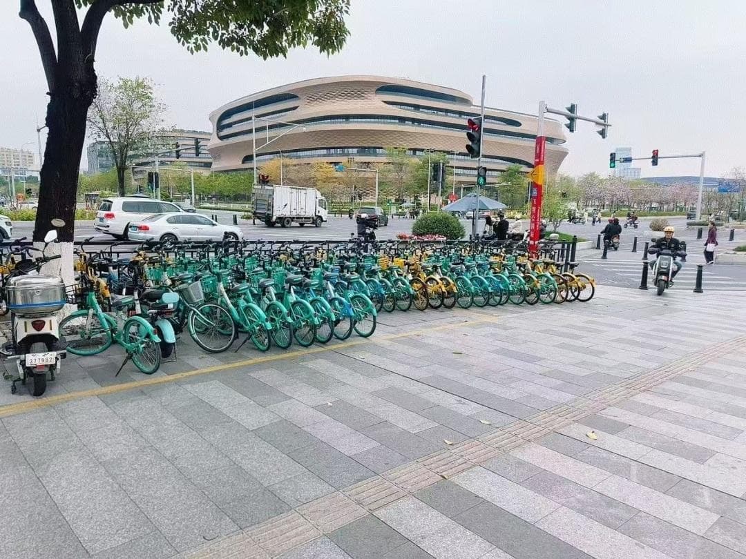 广州白云城管“三招”让共享单车“归位”，畅通出行“最后一公里”