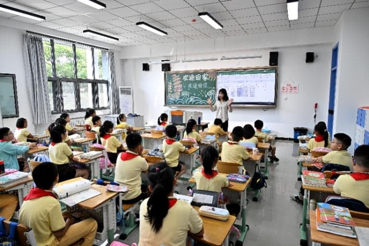 任务繁重责任“无限”，为班主任减负还是要盯紧源头
