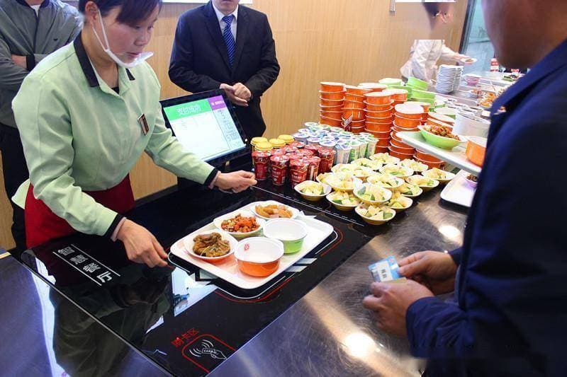 从“餐盘自由”到“舌尖狂欢”：校园自助餐台掀起食尚风暴