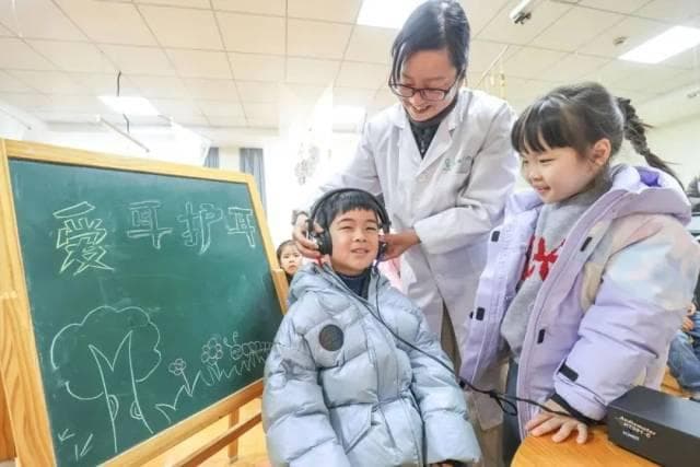 两大耳机使用习惯，正偷走年轻人的听力……