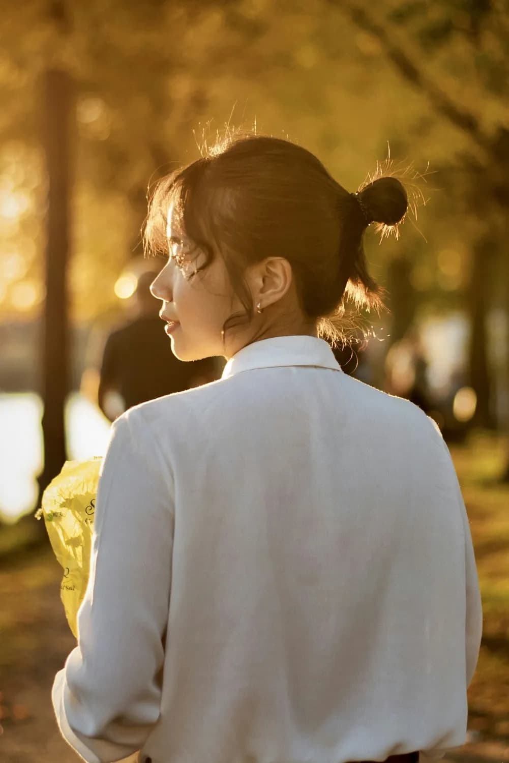 周深《小美满》：一首歌里的现代诗歌魅力