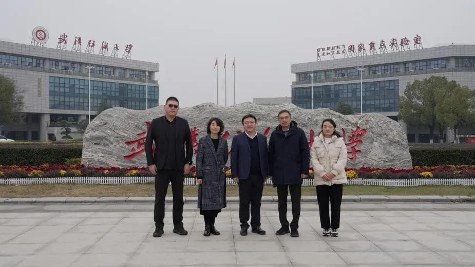 纤维创新为新质生产力提供硬支撑，“纺织之光”回访武汉纺织大学