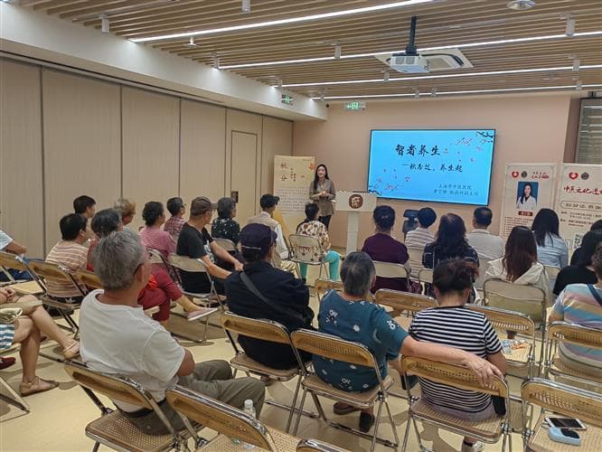 专家送健康进社区，详解秋季养生要点