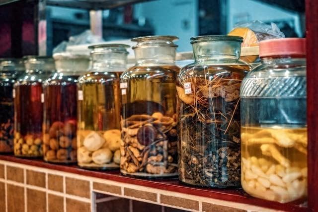 药酒是药还是酒，能不能喝？真相来了，这3类中药别拿来泡酒