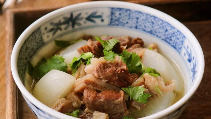 清炖牛肉汤：简单食材炖出秋冬暖心美味