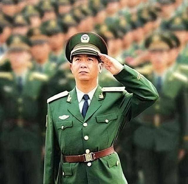 中国唯一用左手敬礼的将军，为押回越军俘虏，他忍痛自断右臂