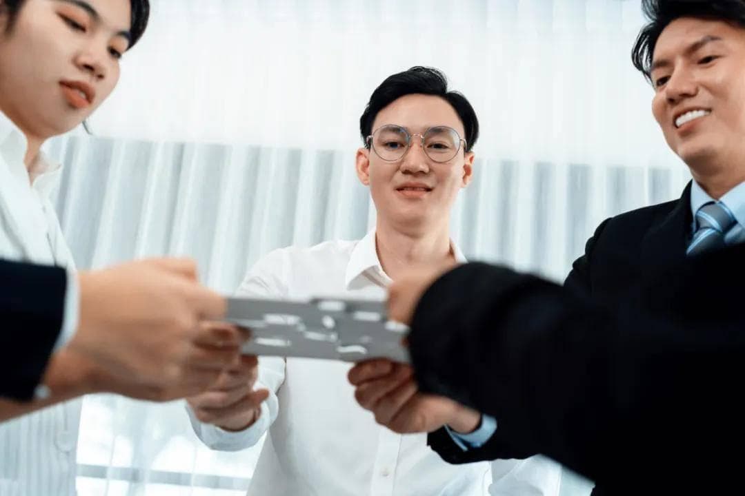 志愿者如何根据受益者的需求和反馈，调整和优化志愿者活动的实施策略？
