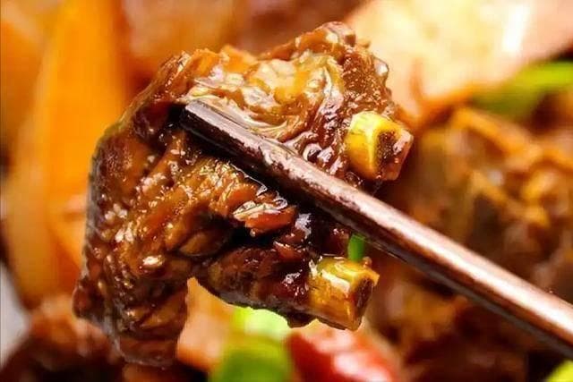 医生提醒：肝功能异常者食用羊肉有讲究，这三类食物要忌口