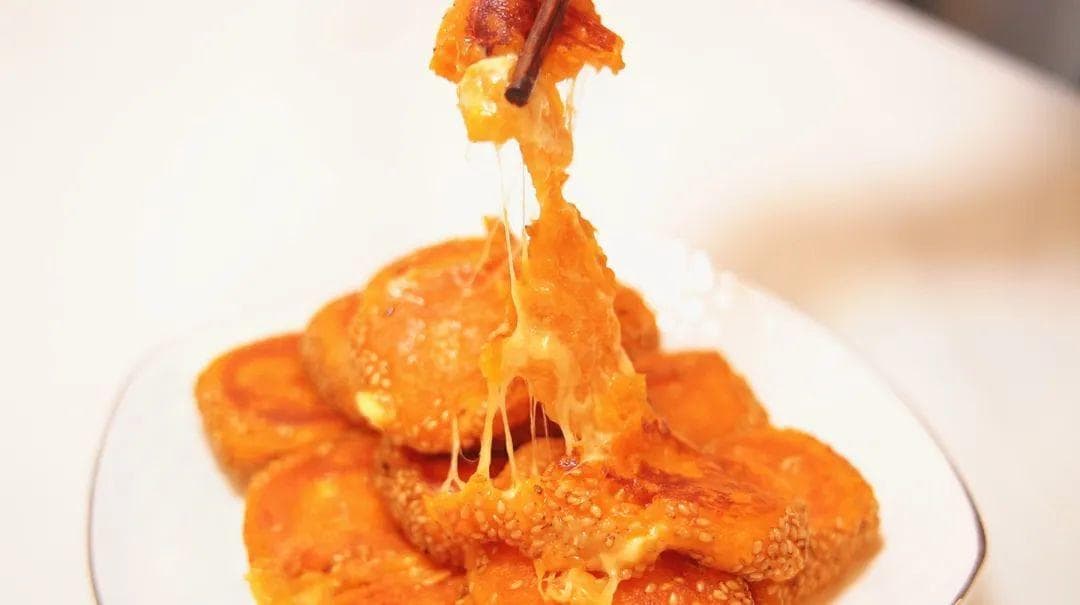 美食厨房 | 红薯流心芝麻小饼