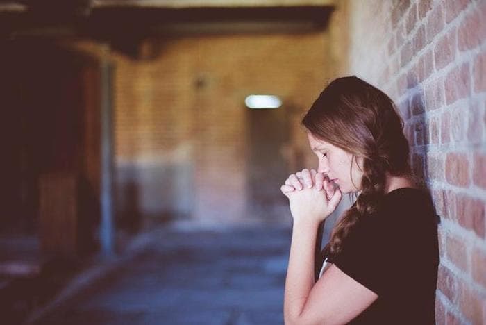 女人有这些“肢体语言”，其实就是爱上你了