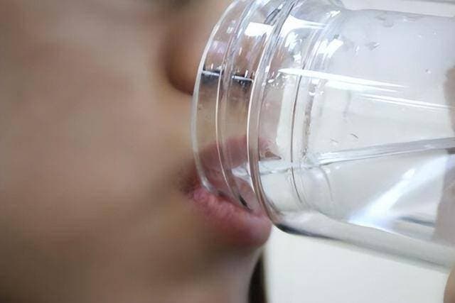 喝水不够？这三种高水分食物帮你轻松补水