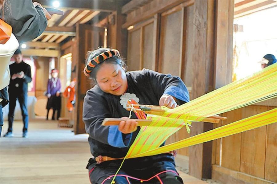 云南沧源翁丁古寨：旅游促“三交” 绽放团结花