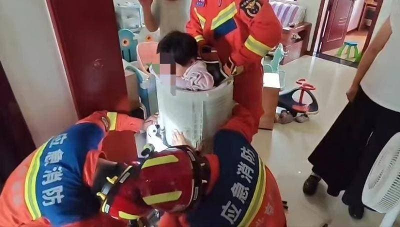 女童玩耍时不慎被困洗衣机滚筒内 北京通州消防团队协作破拆救人