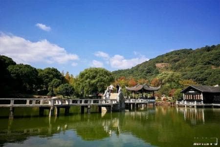 灵岩山风景区：免费开放的AAAA级景区，与西施有着深厚的历史渊源