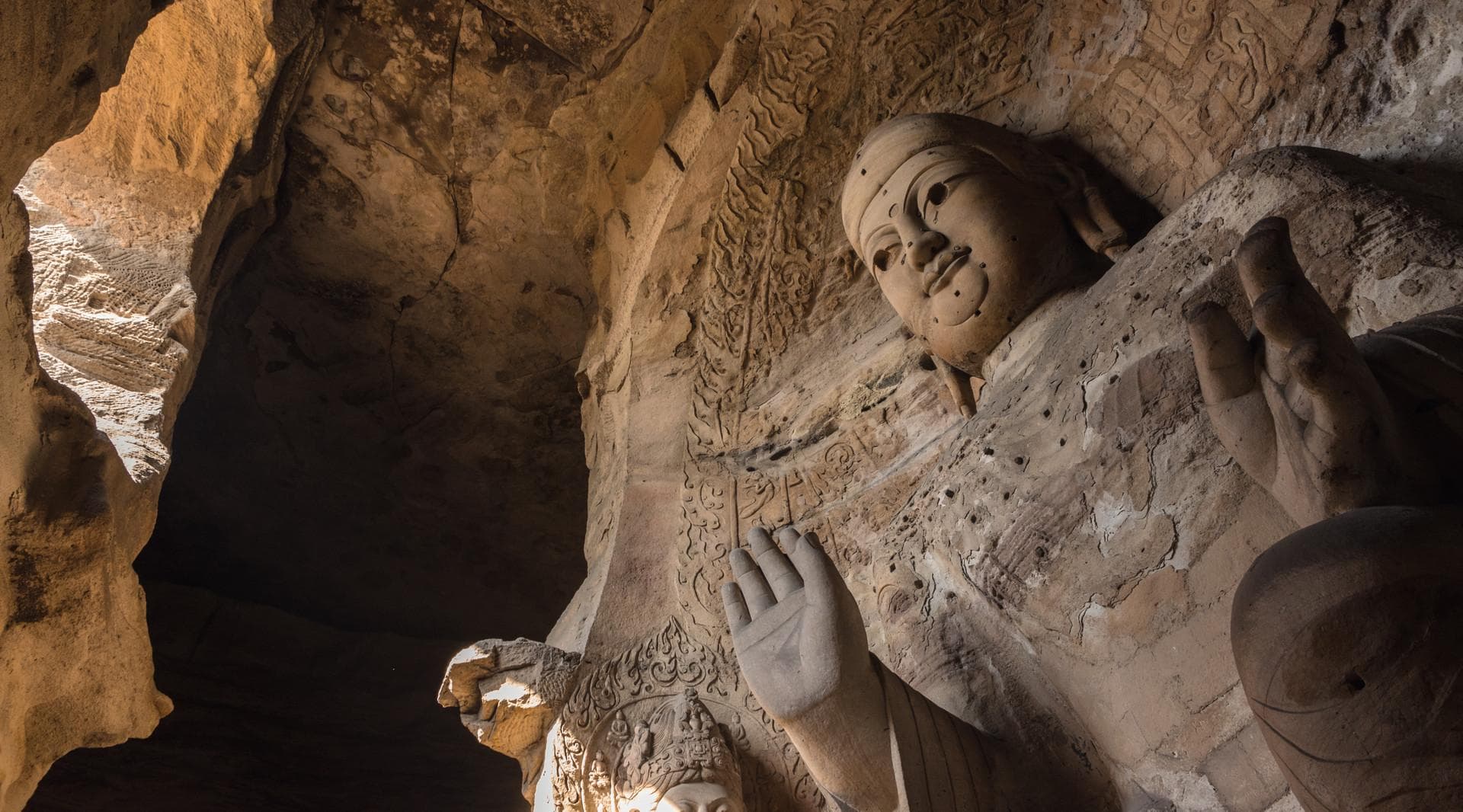 积粟二千石以备荒：古代中国的粮食储备与应对荒灾