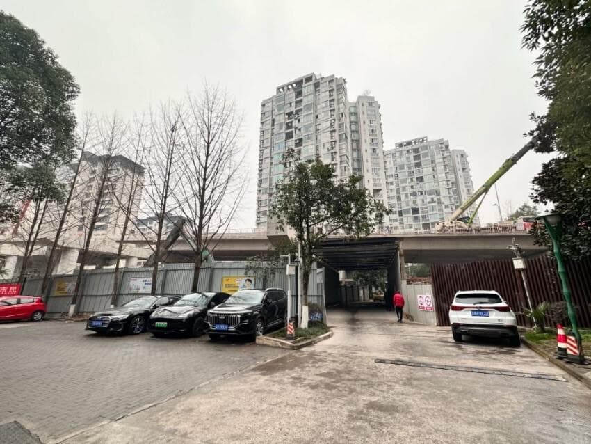 重庆：地铁站“修进”小区 矛盾何解