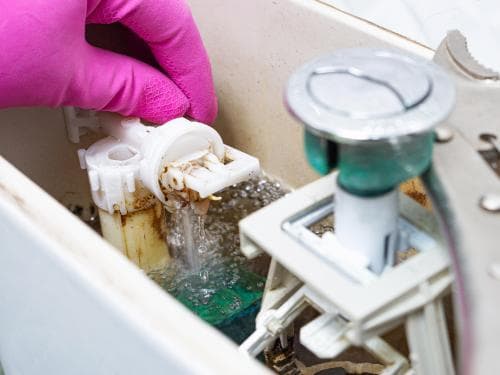 马桶漏水怎么办？四种常见漏水原因及解决方案