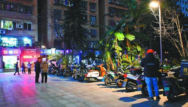 重庆渝海小区：居民活动广场变摩托车停车场，安全隐患引关注