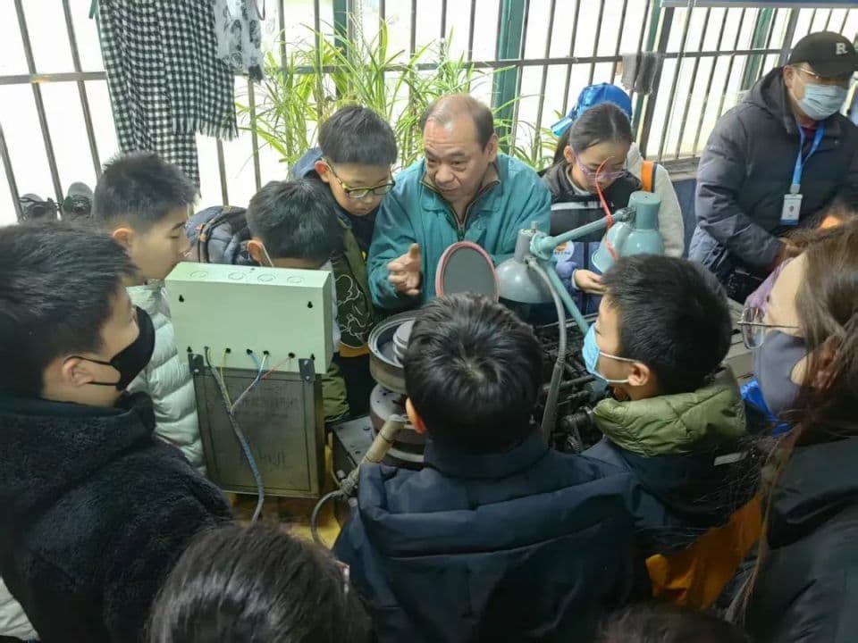 青少年走进社会“大课堂”，看一支钢笔如何承载“匠心”