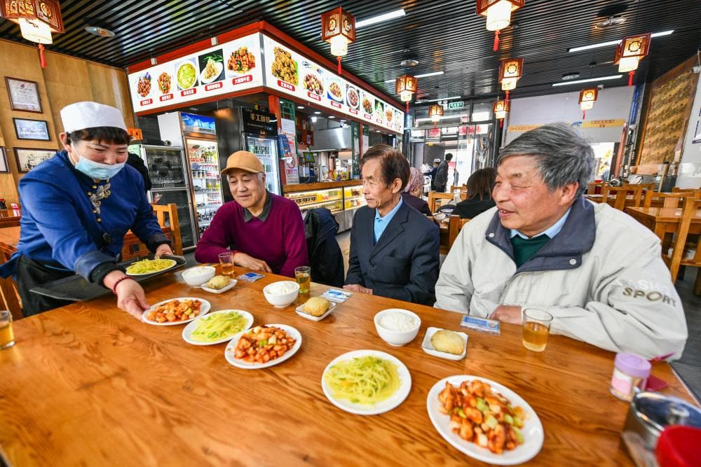按老人口味改造菜品，前门大江社区老人“养老套餐”吃得香