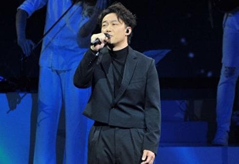 陈奕迅武汉巡演腰伤坚持，加唱六首感动歌迷