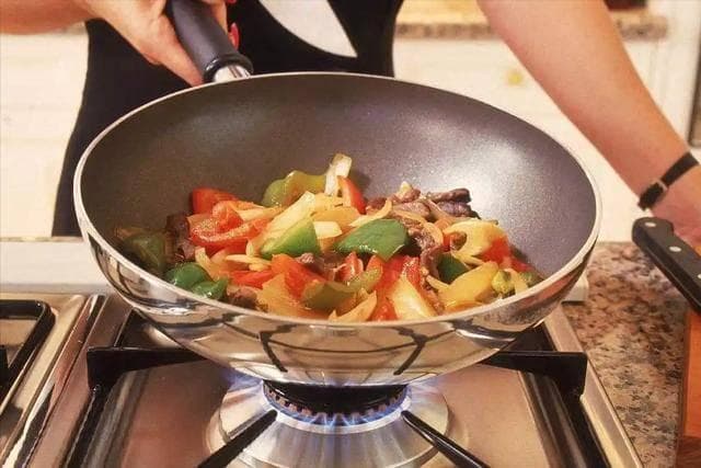 提醒：这4种食物不宜二次加热，宁可浪费也别吃