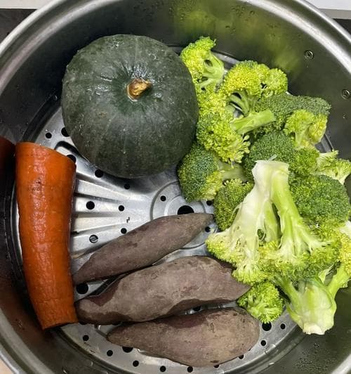 应对狗粮不足的25种自制方法（急救措施让狗狗健康吃饭）