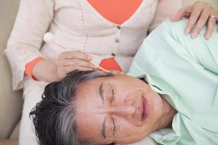 油耳朵是病吗？医生笑了：相比“干耳”，油耳朵有3个优势